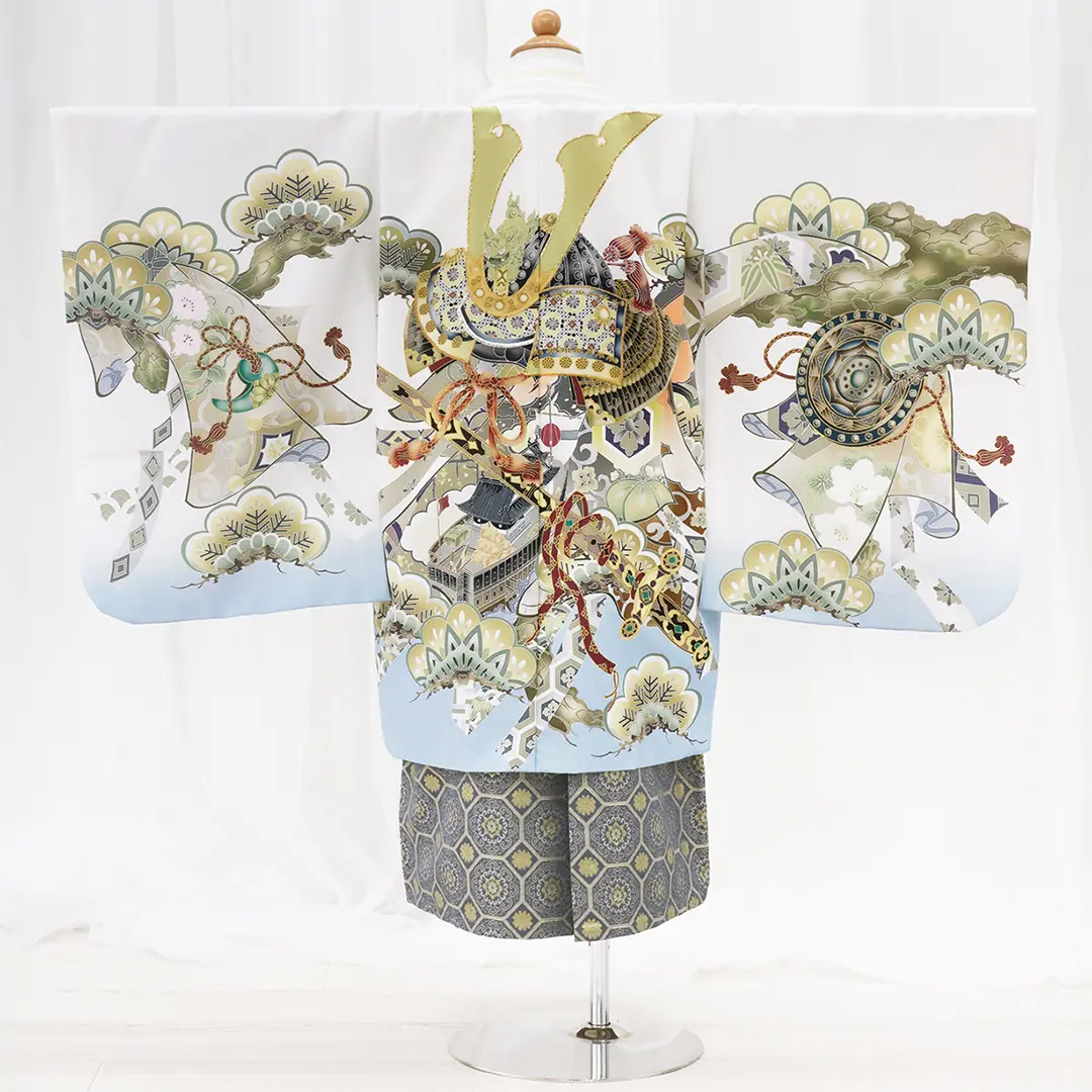 白地に兜と三種の神器、藍鼠の袴／小さめサイズ／七五三・五歳男の子・袴