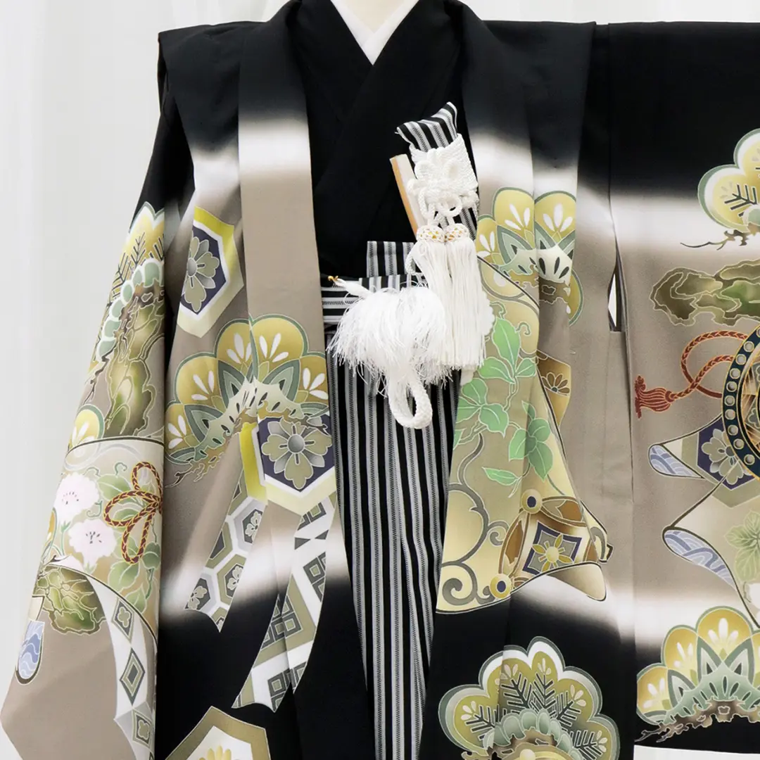 七五三着物レンタル／黒地に兜と三種の神器、黒縞の袴／小さめサイズ