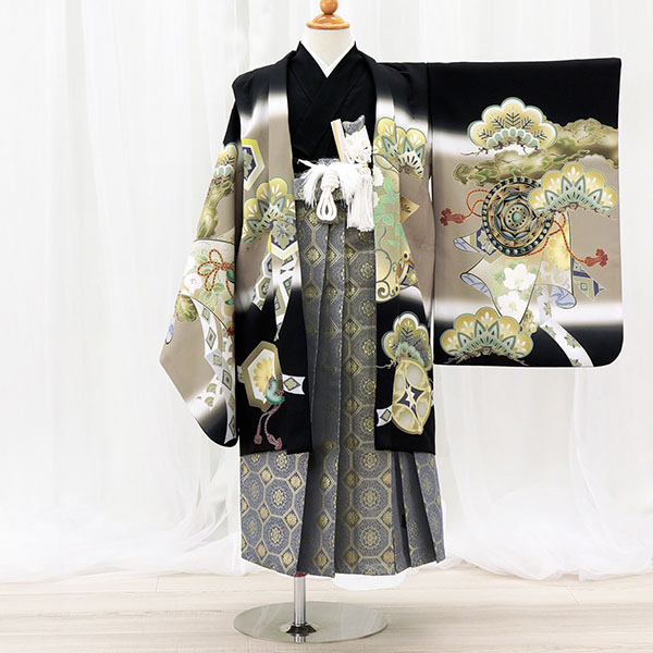 黒地に鷹と三種の神器、藍鼠の袴／小さめサイズ／七五三・五歳男の子・袴
