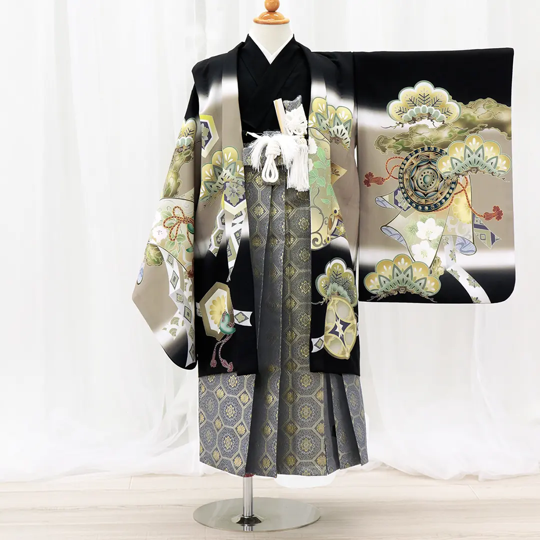 黒地に鷹と三種の神器、藍鼠の袴／小さめサイズ／七五三・五歳男の子・袴