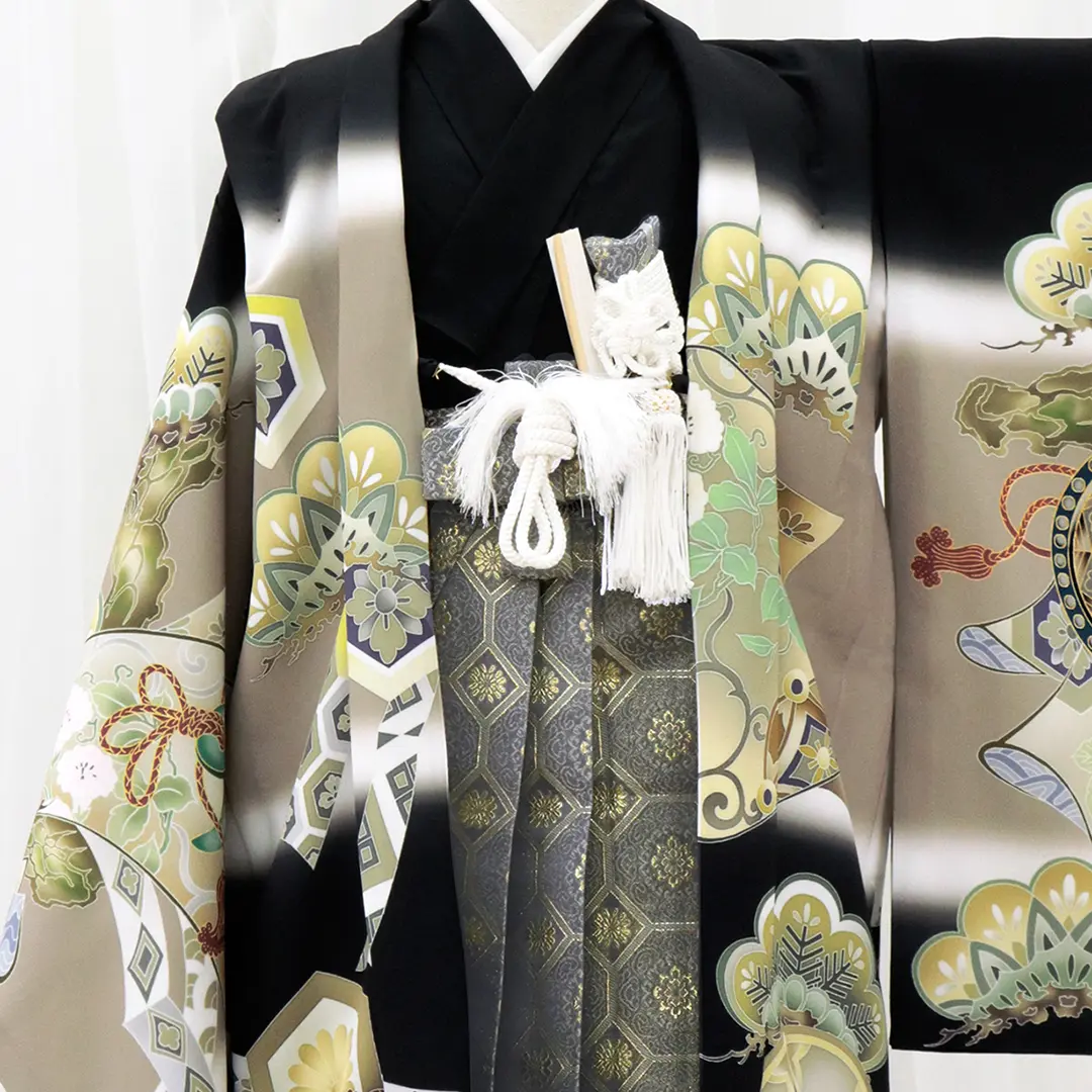 黒地に鷹と三種の神器、藍鼠の袴／小さめサイズ／七五三・五歳男の子・袴