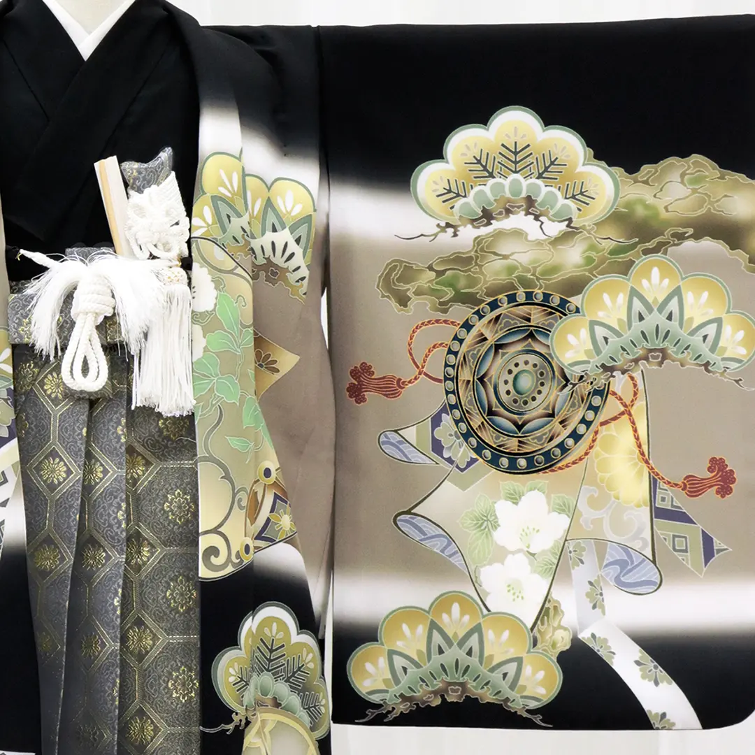 黒地に鷹と三種の神器、藍鼠の袴／小さめサイズ／七五三・五歳男の子・袴
