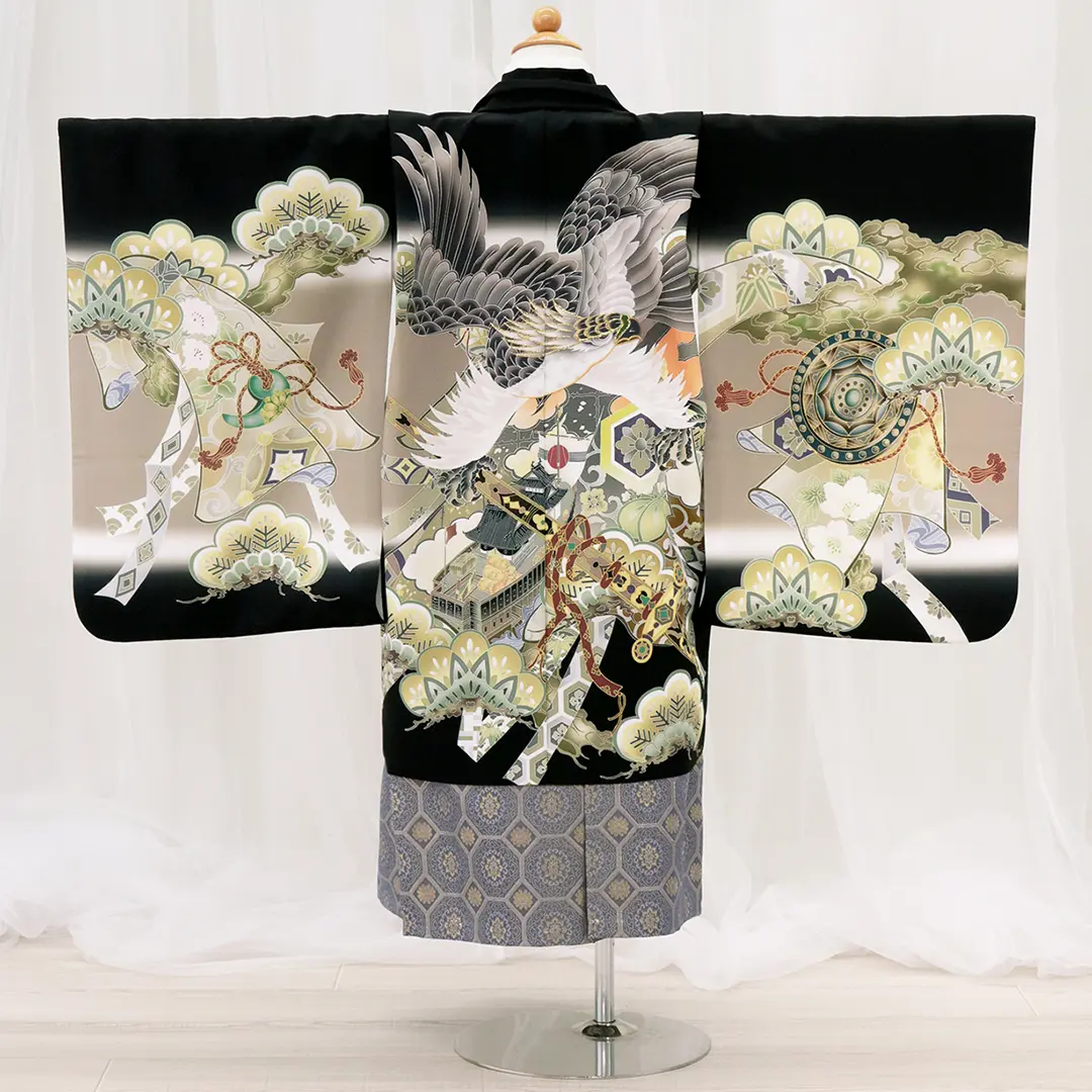 黒地に鷹と三種の神器、藍鼠の袴／小さめサイズ／七五三・五歳男の子・袴