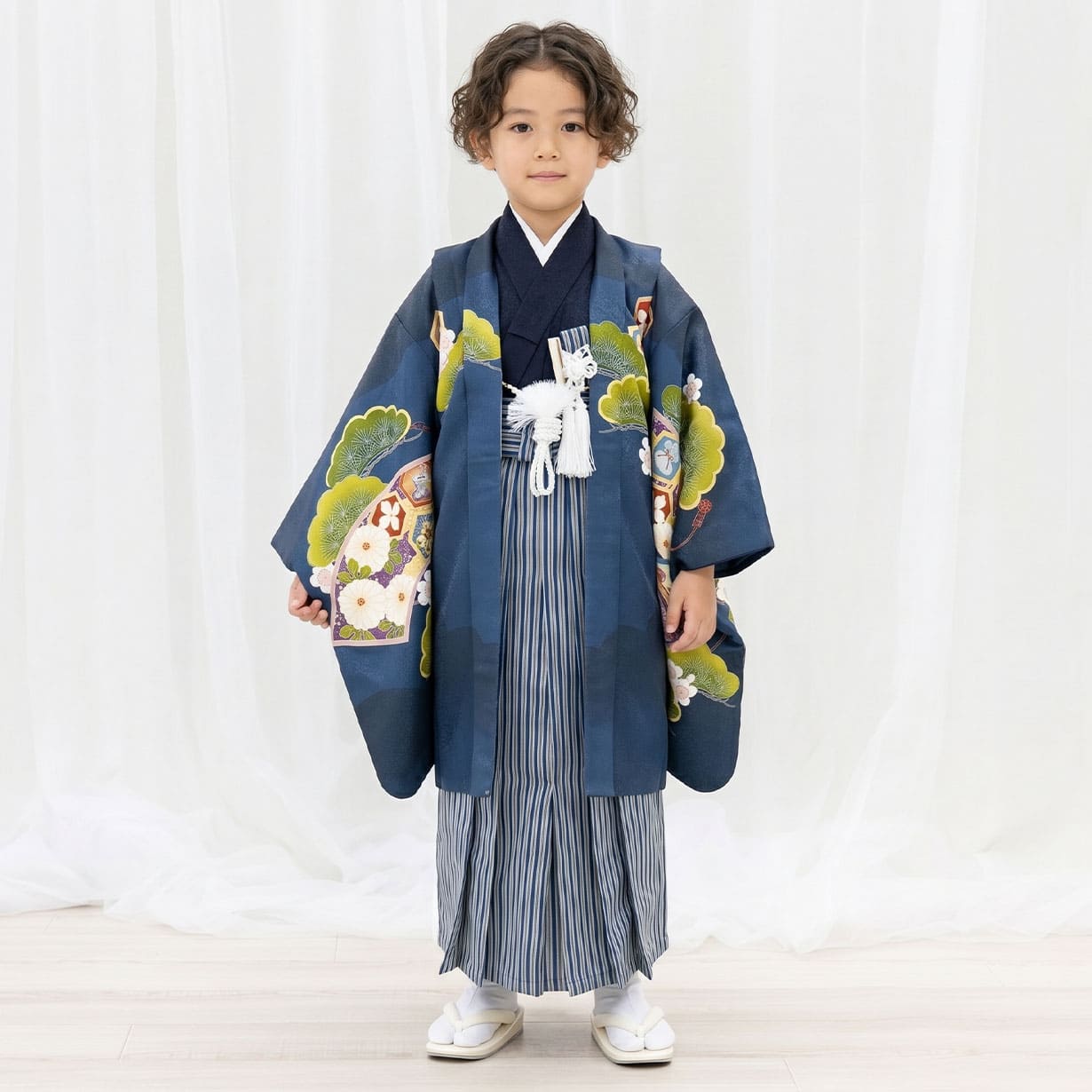 《花うさぎ》紺地に鷹と扇、紺縞の袴／七五三・五歳男の子・袴