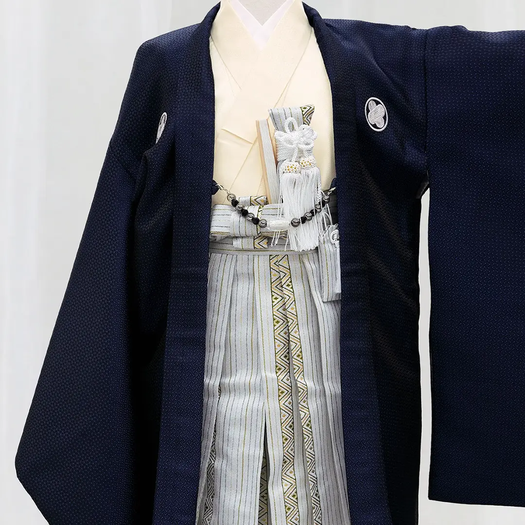 《花わらべ》紺の小紋柄に五つ紋、グレーの袴／七五三・五歳男の子・袴／衿元詳細