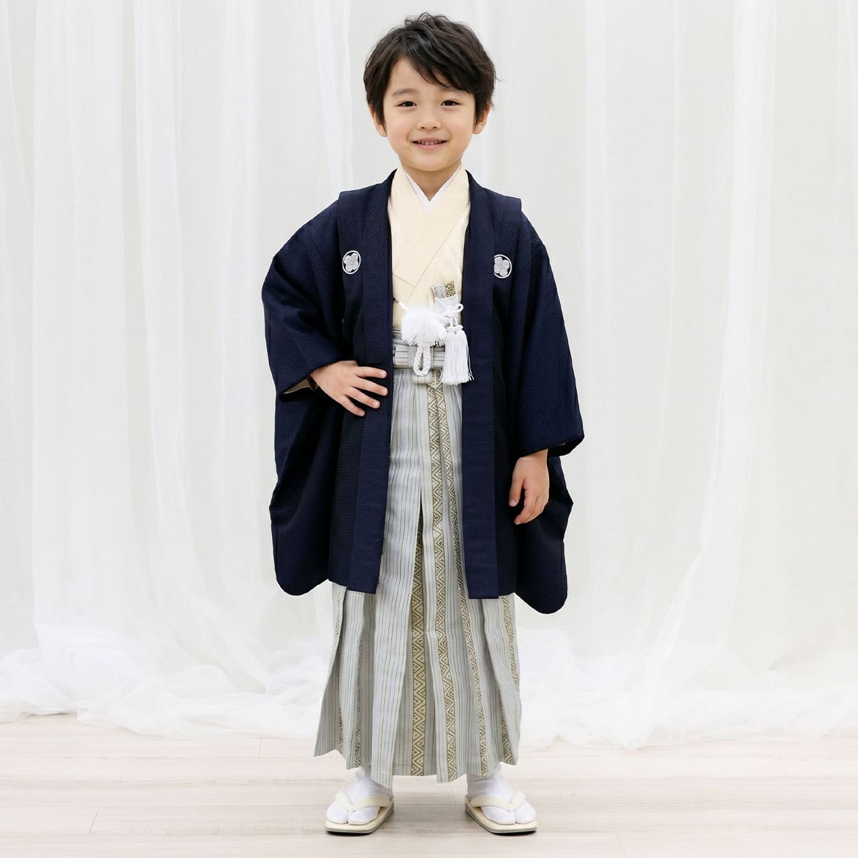 《花わらべ》紺の小紋柄に五つ紋、グレーの袴／七五三・五歳男の子・袴
