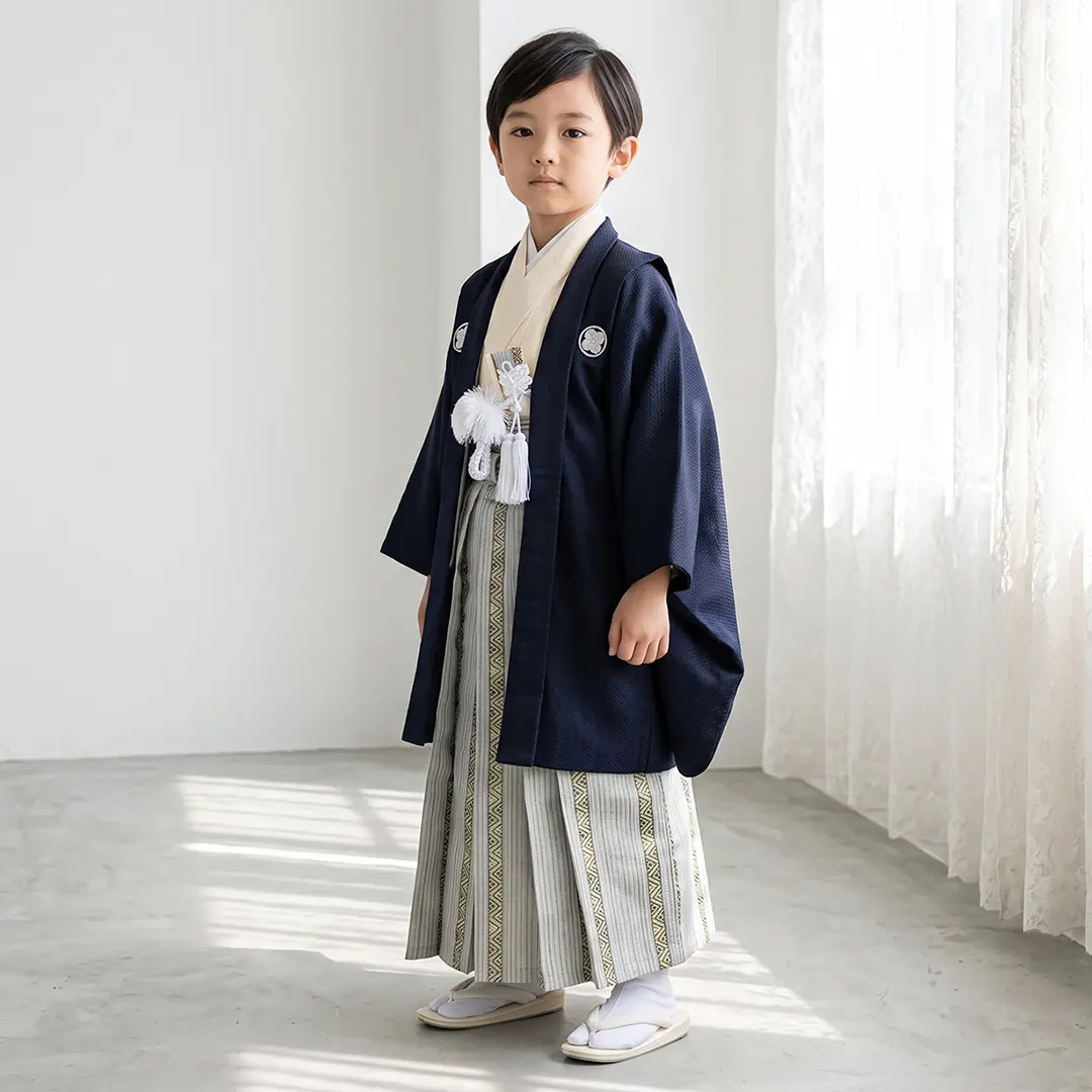 《花わらべ》紺の小紋柄に五つ紋、グレーの袴