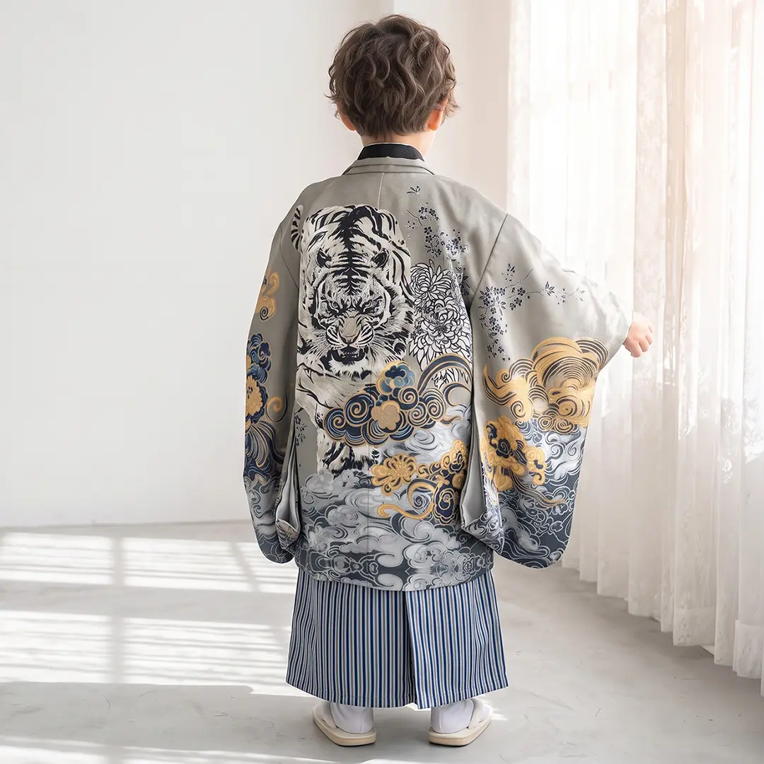 <信玄> 灰色地に虎、紺縞の袴／小さめサイズ／七五三・五歳男の子・袴／着用イメージ2