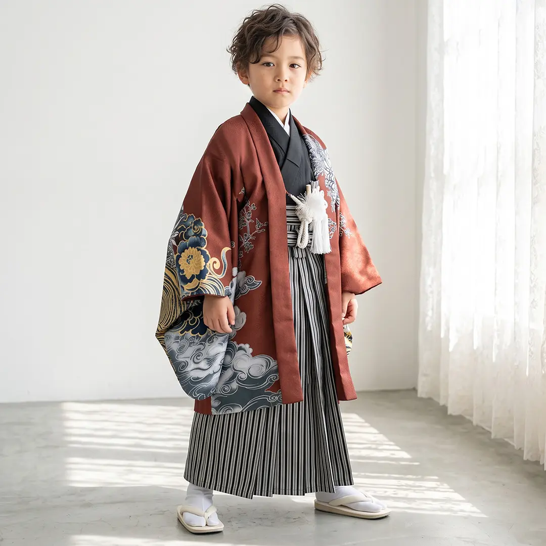 <信玄> 赤茶地に虎、黒縞の袴／小さめサイズ／七五三・五歳男の子・袴／着用イメージ