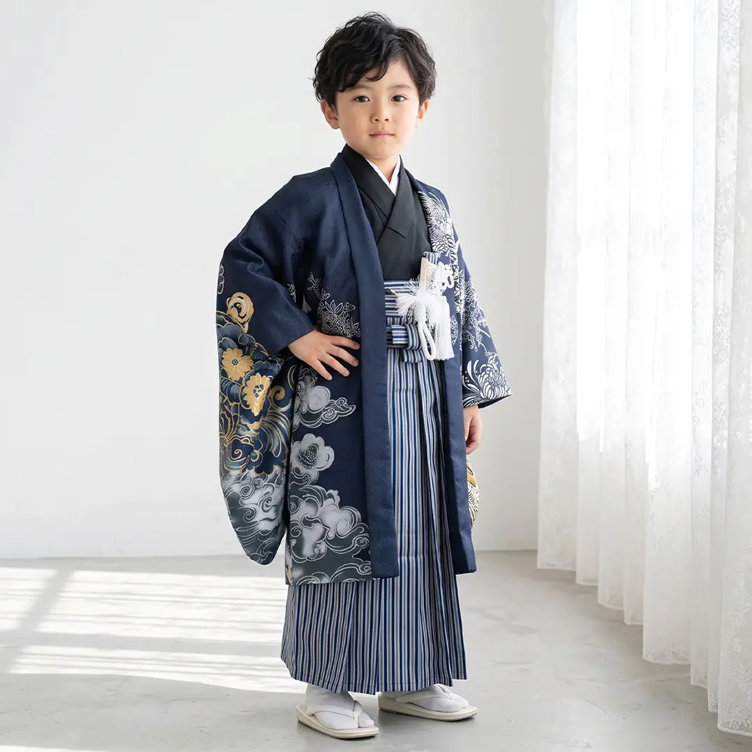 <信玄> 紺地に鷹、紺縞の袴／小さめサイズ／七五三・五歳男の子・袴／着用イメージ