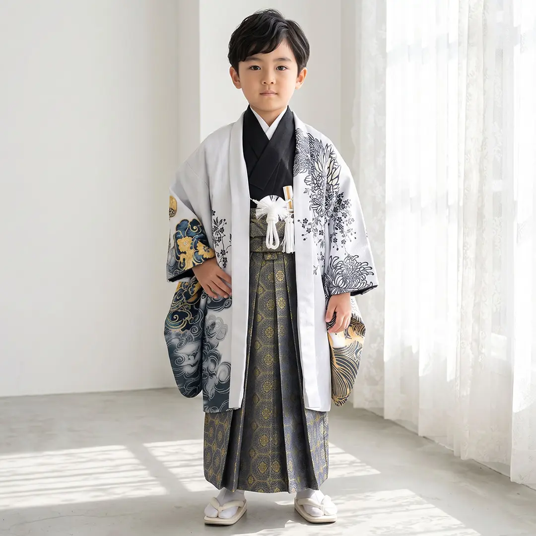 <信玄> 水灰色地に鷹、藍鼠の袴／小さめサイズ／七五三・五歳男の子・袴／着用イメージ