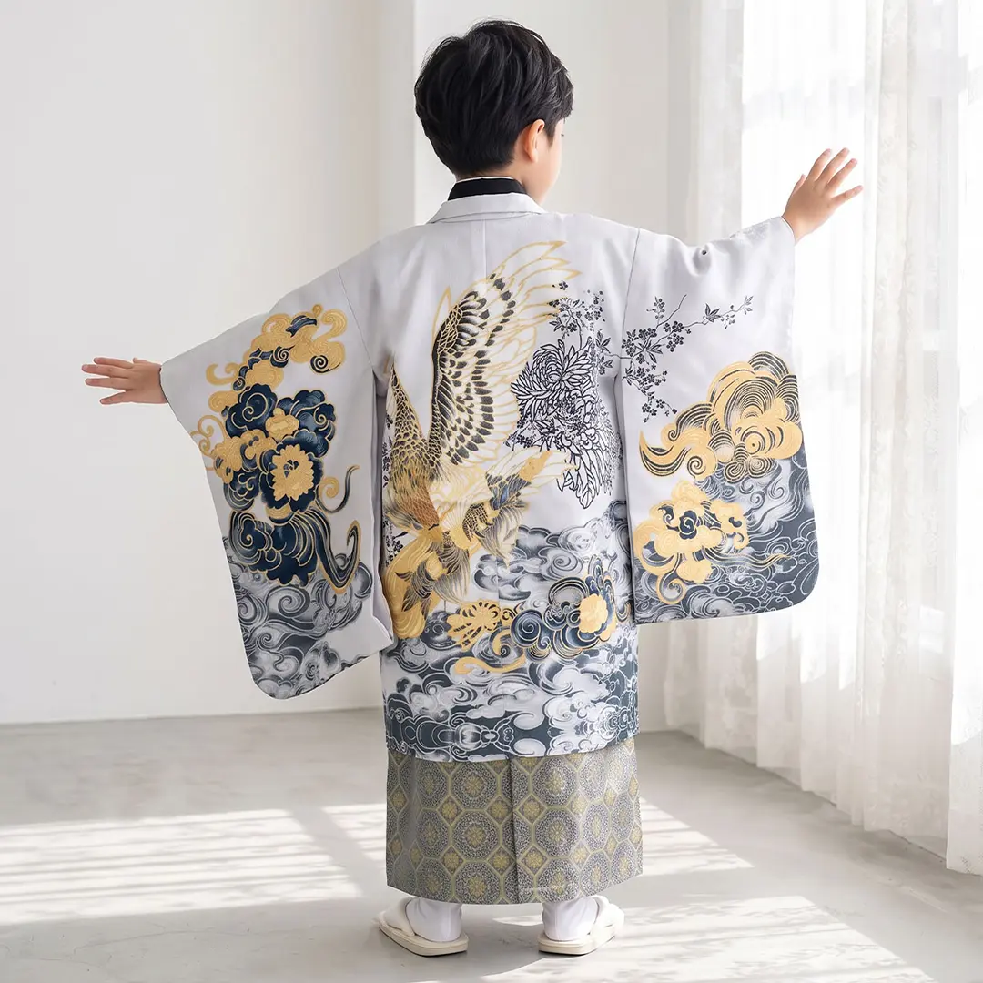 <信玄> 水灰色地に鷹、藍鼠の袴／小さめサイズ／七五三・五歳男の子・袴／着用イメージ2