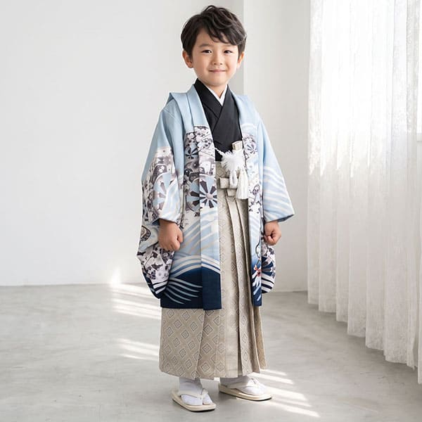 袴(5歳男子用) 源氏車> 水色地に兜、白グレーの袴／小さめサイズ／七五三・五歳男の子