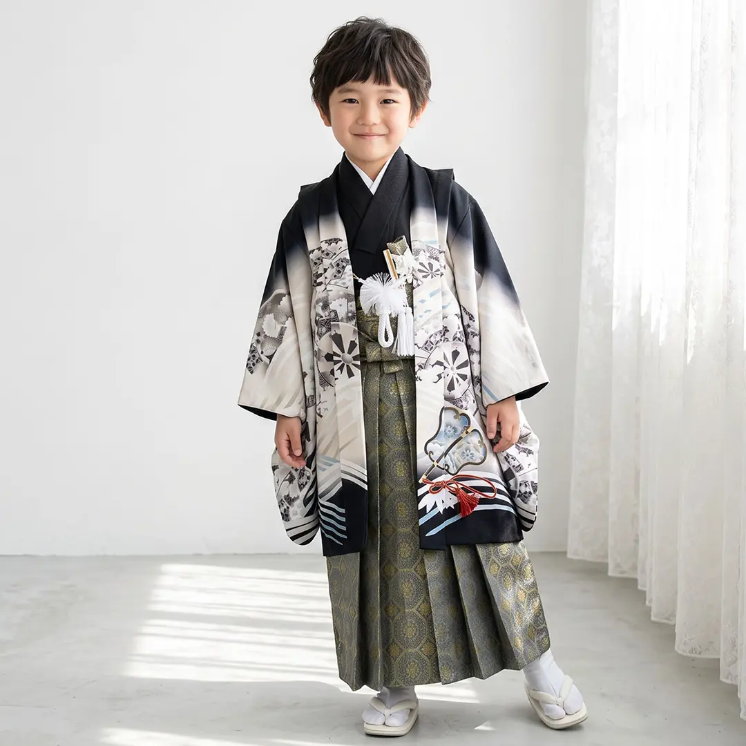 <源氏車> 黒地に兜、藍鼠の袴／小さめサイズ／七五三・五歳男の子・袴／着用イメージ