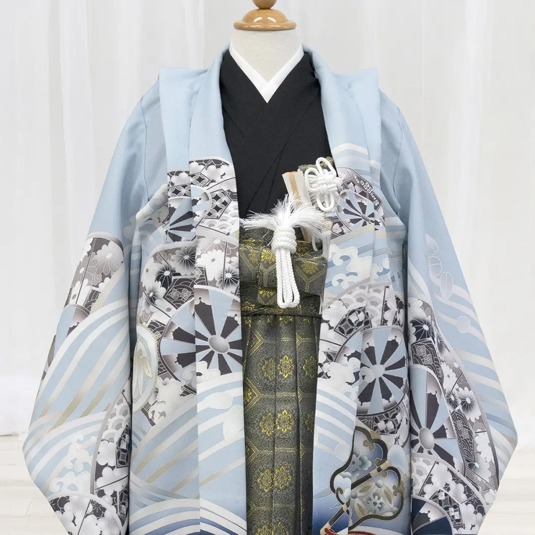 <源氏車> 水色地に鷹、藍鼠の袴／小さめサイズ／七五三・五歳男の子・袴／衿元詳細