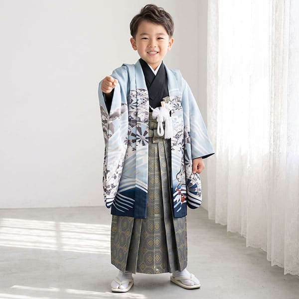 <源氏車> 水色地に鷹、藍鼠の袴／小さめサイズ／七五三・五歳男の子・袴