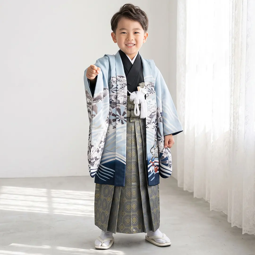 <源氏車> 水色地に鷹、藍鼠の袴／小さめサイズ／七五三・五歳男の子・袴／着用イメージ