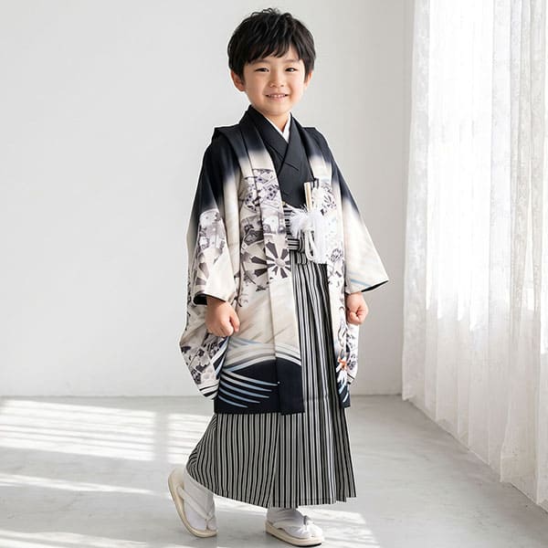 源氏車> 黒地に鷹、黒縞の袴／小さめサイズ／七五三・五歳男の子・袴