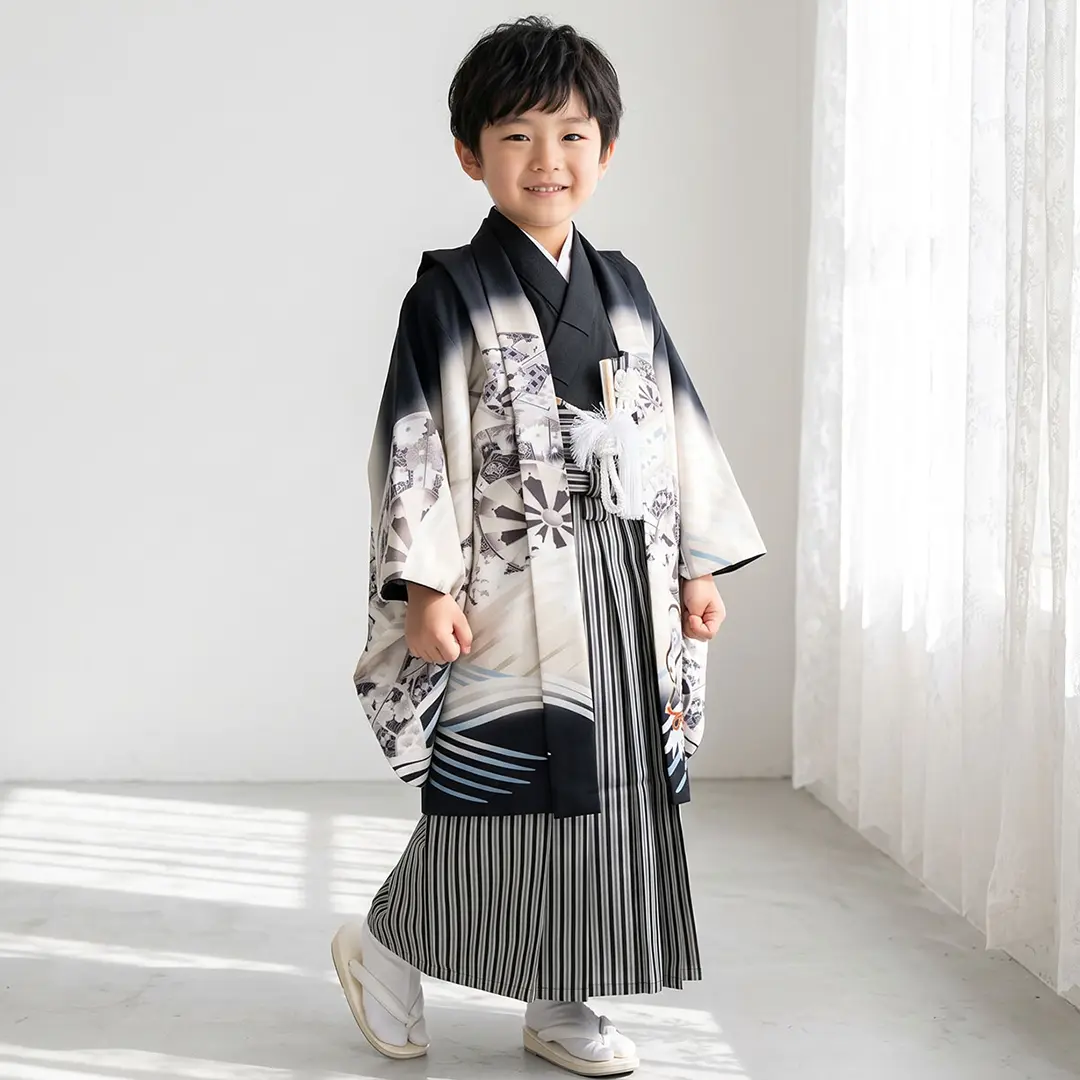 <源氏車> 黒地に鷹、黒縞の袴／小さめサイズ／七五三・五歳男の子・袴／着用イメージ