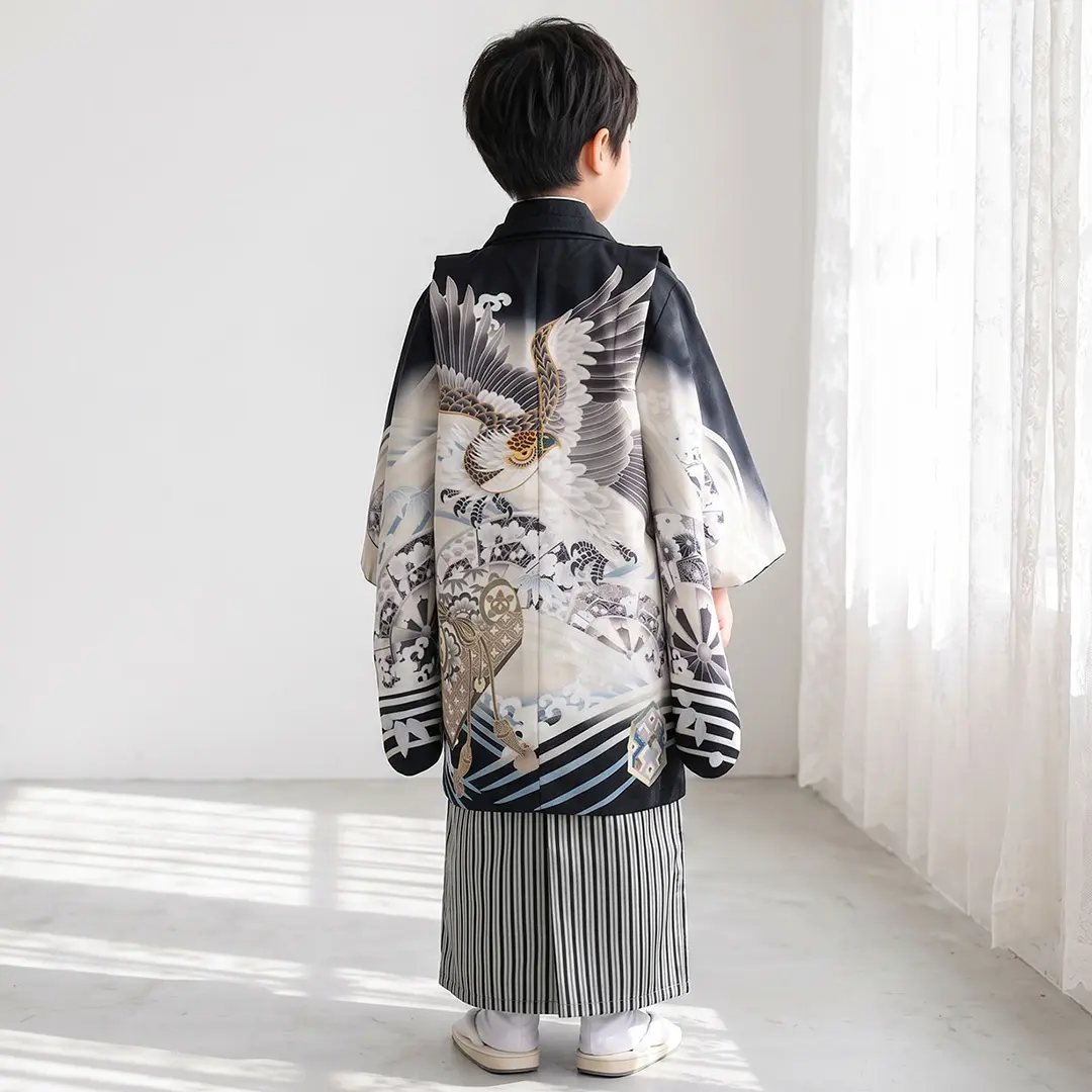 <源氏車> 黒地に鷹、黒縞の袴／小さめサイズ／七五三・五歳男の子・袴／着用イメージ2