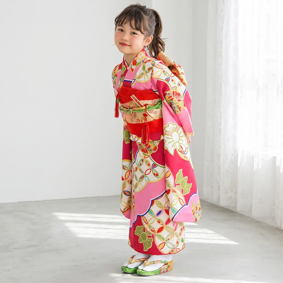ピンク色にレトロな雲取りと雀紋の着物／七五三・七歳女の子／着用イメージ