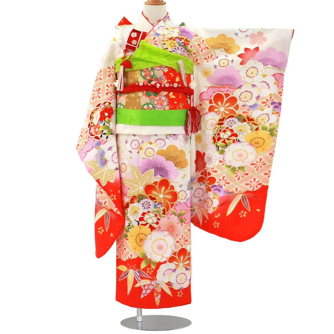 白地に桜と松竹梅の着物／七五三・七歳女の子／正面