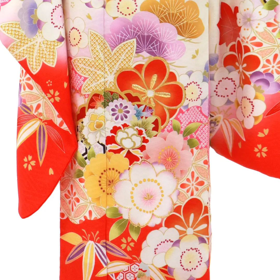 白地に桜と松竹梅の着物／七五三・七歳女の子／裾詳細