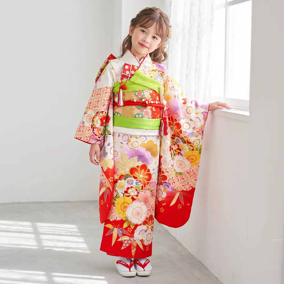 白地に桜と松竹梅の着物／七五三・七歳女の子／着用イメージ