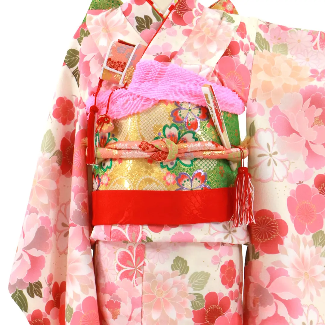 クリーム地にピンクの花尽くしの着物／七五三・七歳女の子／バストアップ詳細
