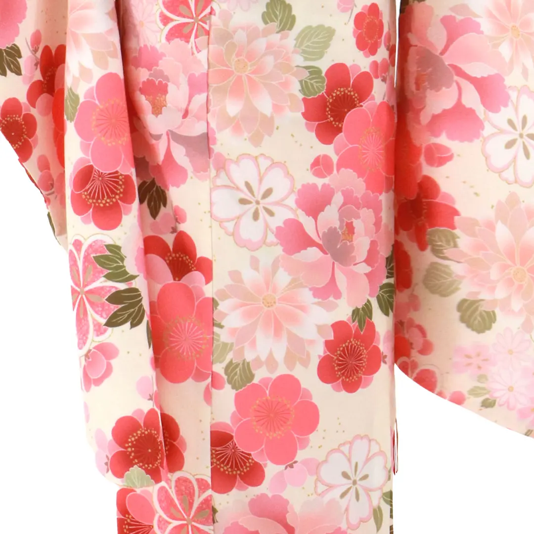 クリーム地にピンクの花尽くしの着物／七五三・七歳女の子／裾詳細