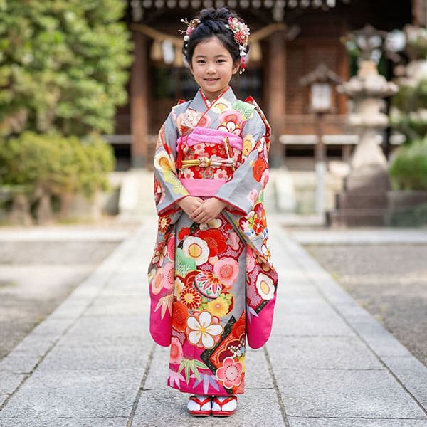 グレーとピンクの地に鞠と梅の着物／七五三・七歳女の子