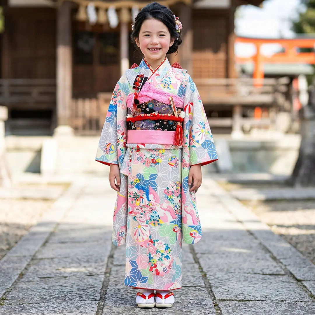 麻の葉柄にまりの着物／七五三・七歳女の子／着用イメージ