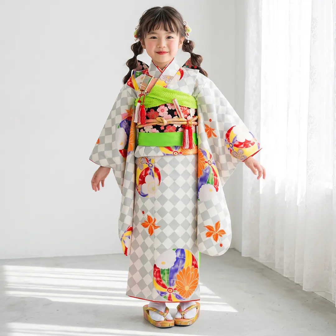 グレーのダイヤに鞠の着物／七五三・七歳女の子／着用イメージ