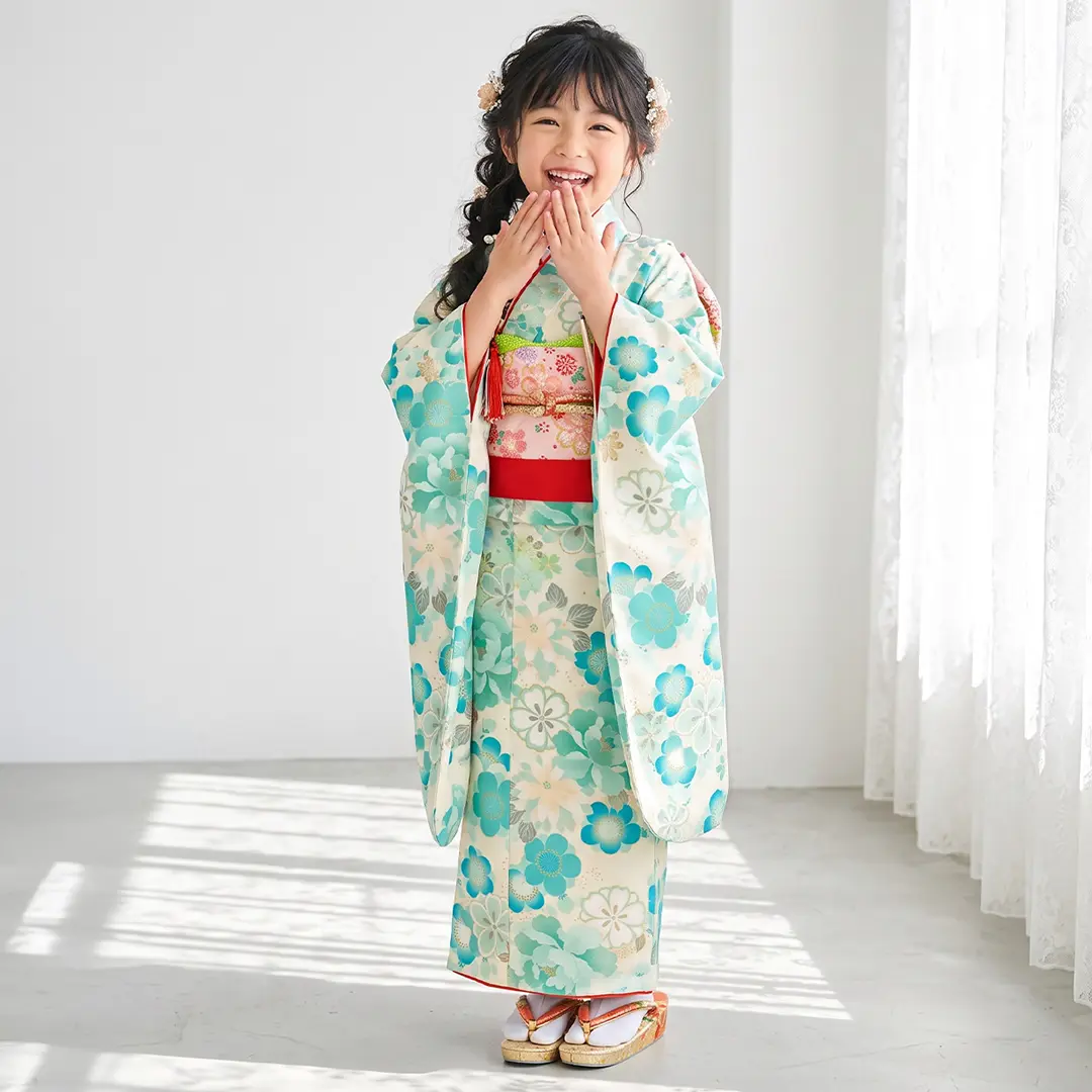 アイボリー地にアイスグリーンの花尽くしの着物／七五三・七歳女の子／着用イメージ