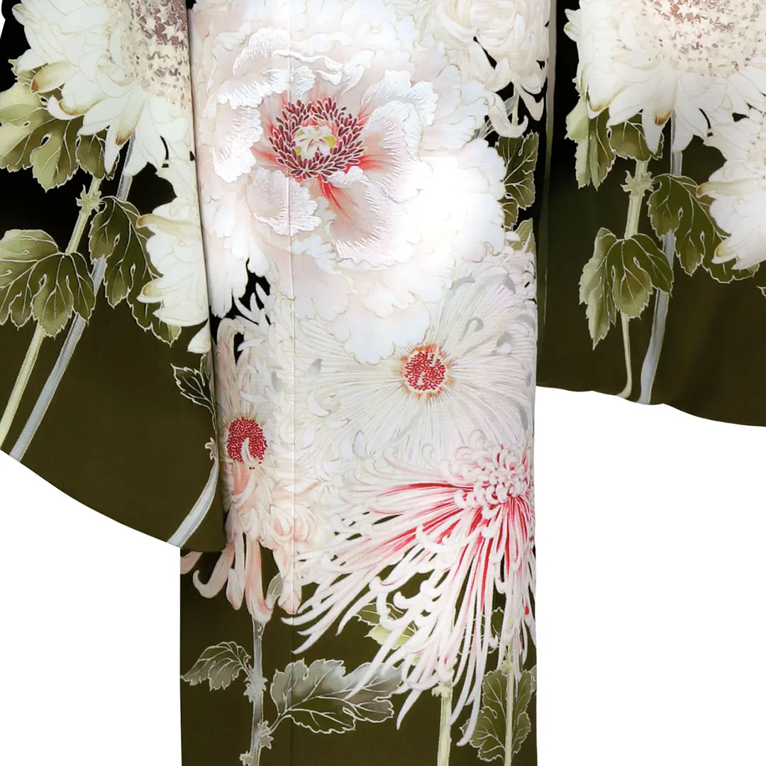 《芸艸堂》大輪の牡丹と菊の着物（黒）／七五三・七歳女の子／裾詳細