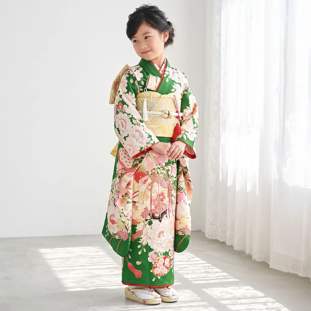 七五三着物レンタル／《華徒然》桜と薬玉・鞠・貝合の着物（緑）／七歳