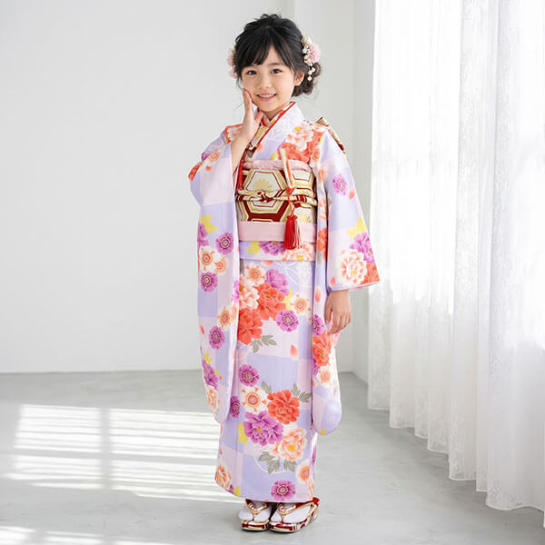 藤色の市松地に牡丹と桜の着物（赤帯に紫）／七五三・七歳女の子