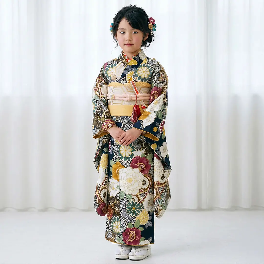 《花わらべ》紺地に疋田と鞠と百花の着物／七五三・七歳女の子／着用イメージ