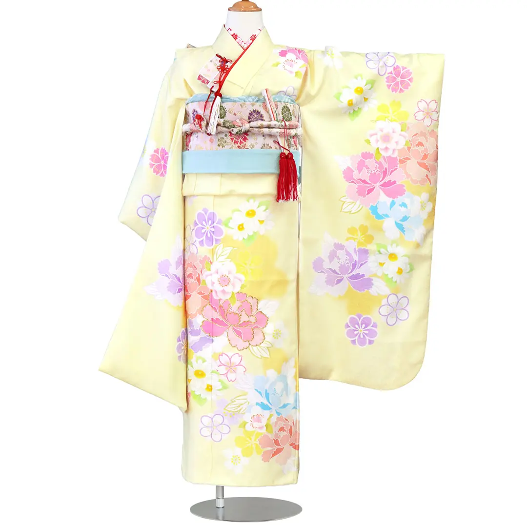 七五三七歳‼️完全フルセット‼️薄イエローに花々キラキラ‼️お家からは揃えるなし ライトイエローに花模様の着物（白帯に水色）／七五三・七歳女の子