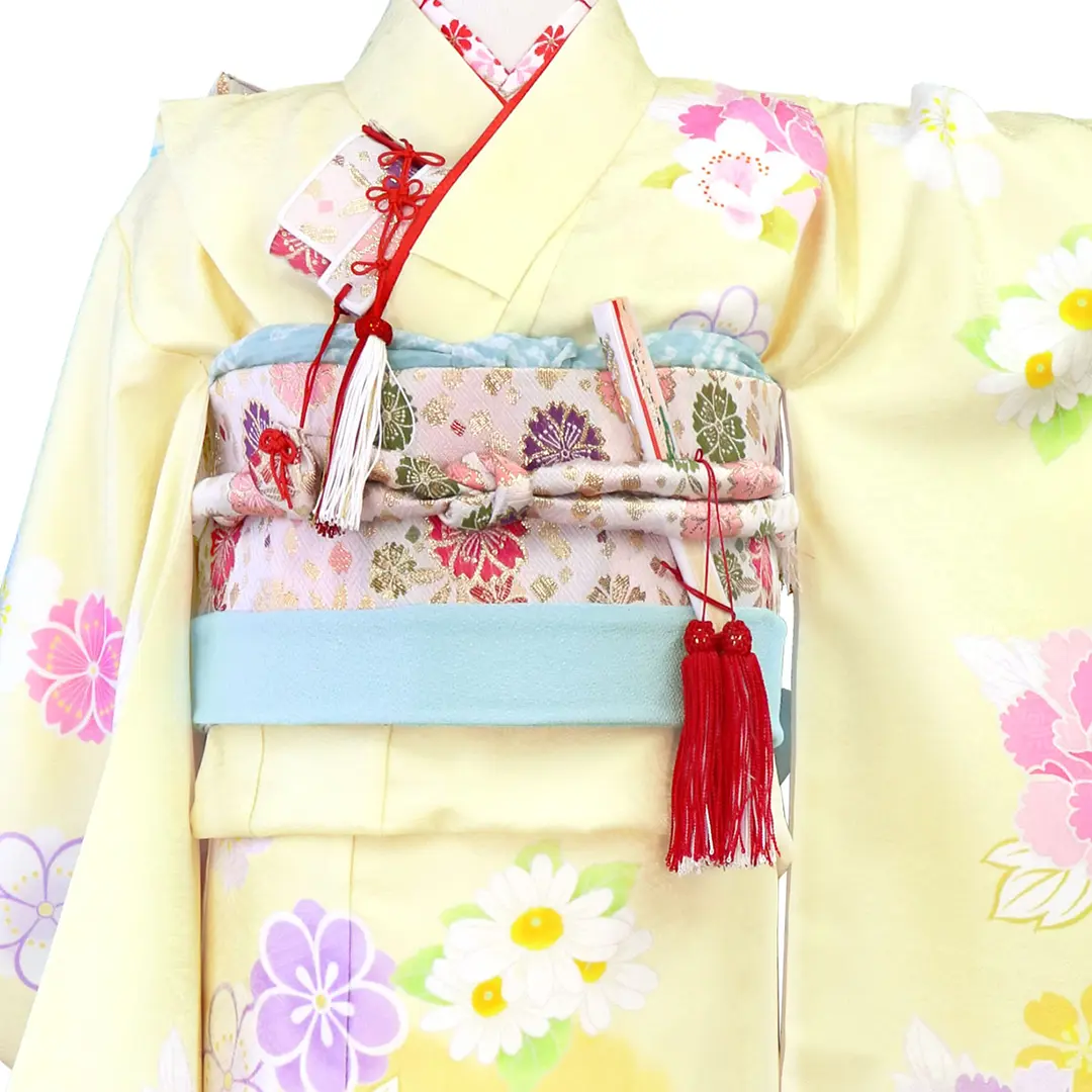 パステルイエローに花模様の着物（白帯に水色）／七五三・七歳女の子／バストアップ詳細