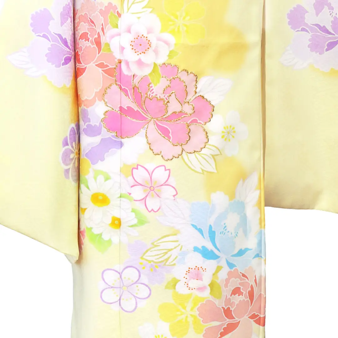 パステルイエローに花模様の着物（白帯に水色）／七五三・七歳女の子／裾詳細