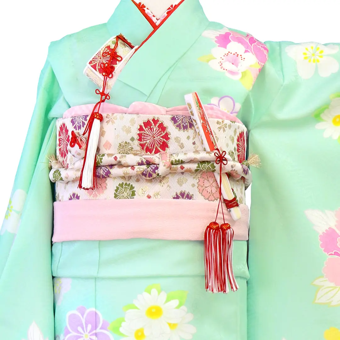 パステルブルーに花模様の着物（白帯にピンク）／七五三・七歳女の子／バストアップ詳細
