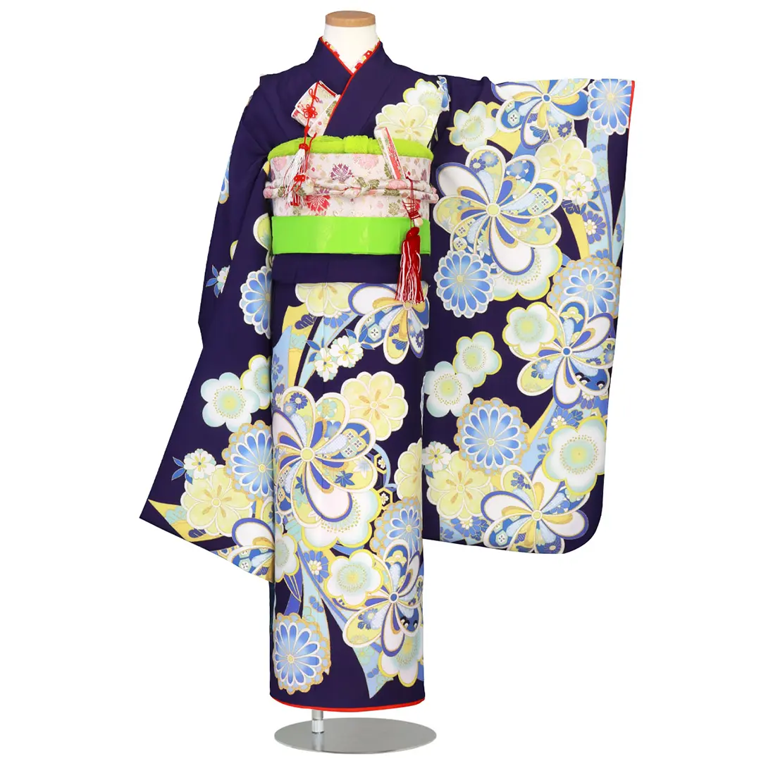 【KAGURA】 青地にねじり菊と梅の着物／七五三・七歳女の子／正面
