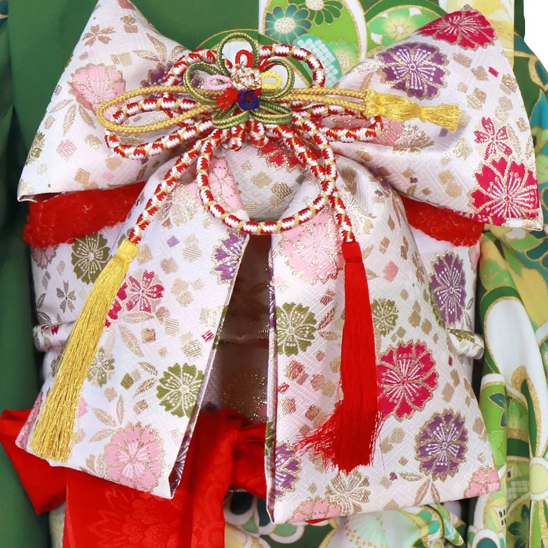 七五三 御祝帯 緑地 鞠 花柄 きものベルト付 KAGURA》緑地にねじり菊と梅の着物／七五三・七歳女の子 | 宅配着物