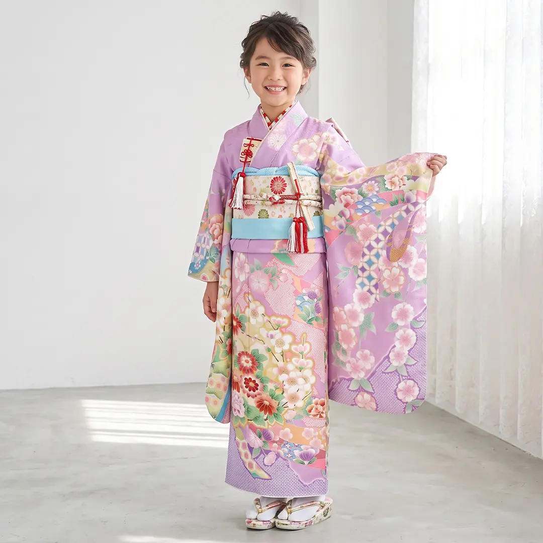 《式部浪漫》源氏香・藤色の着物（白帯に水色）／七五三・七歳女の子／着用イメージ