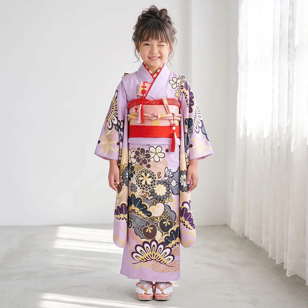 薄紫地に菊と松竹梅の着物（赤）／七五三・七歳女の子／着用イメージ