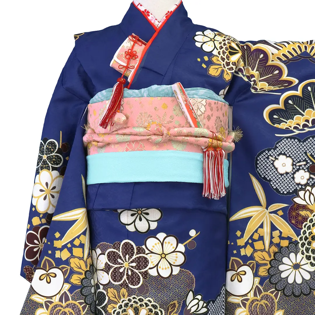 紺地に菊と松竹梅の着物（水色）／七五三・七歳女の子／バストアップ詳細