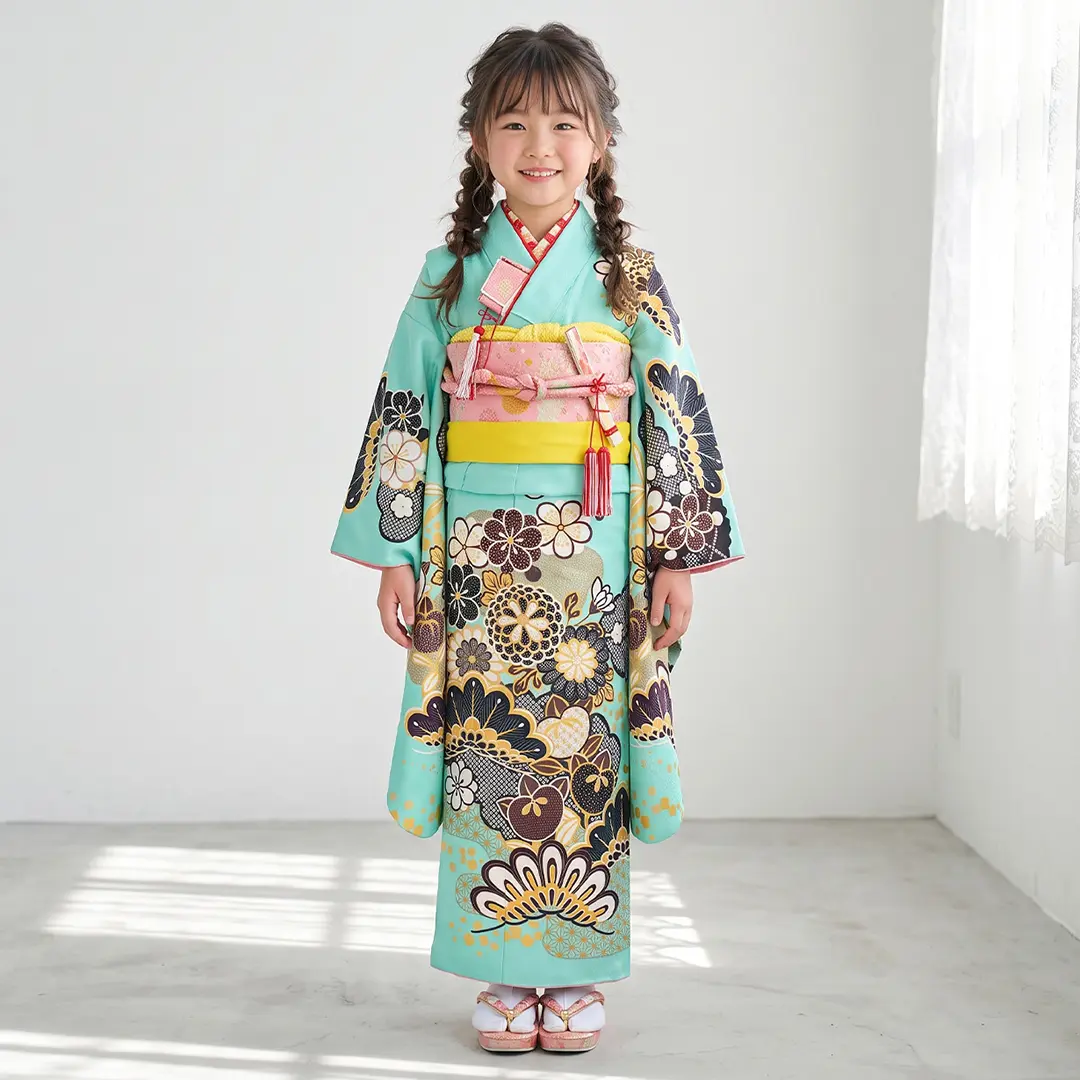 アクアブルーに菊と松竹梅の着物（イエロー）／七五三・七歳女の子／着用イメージ