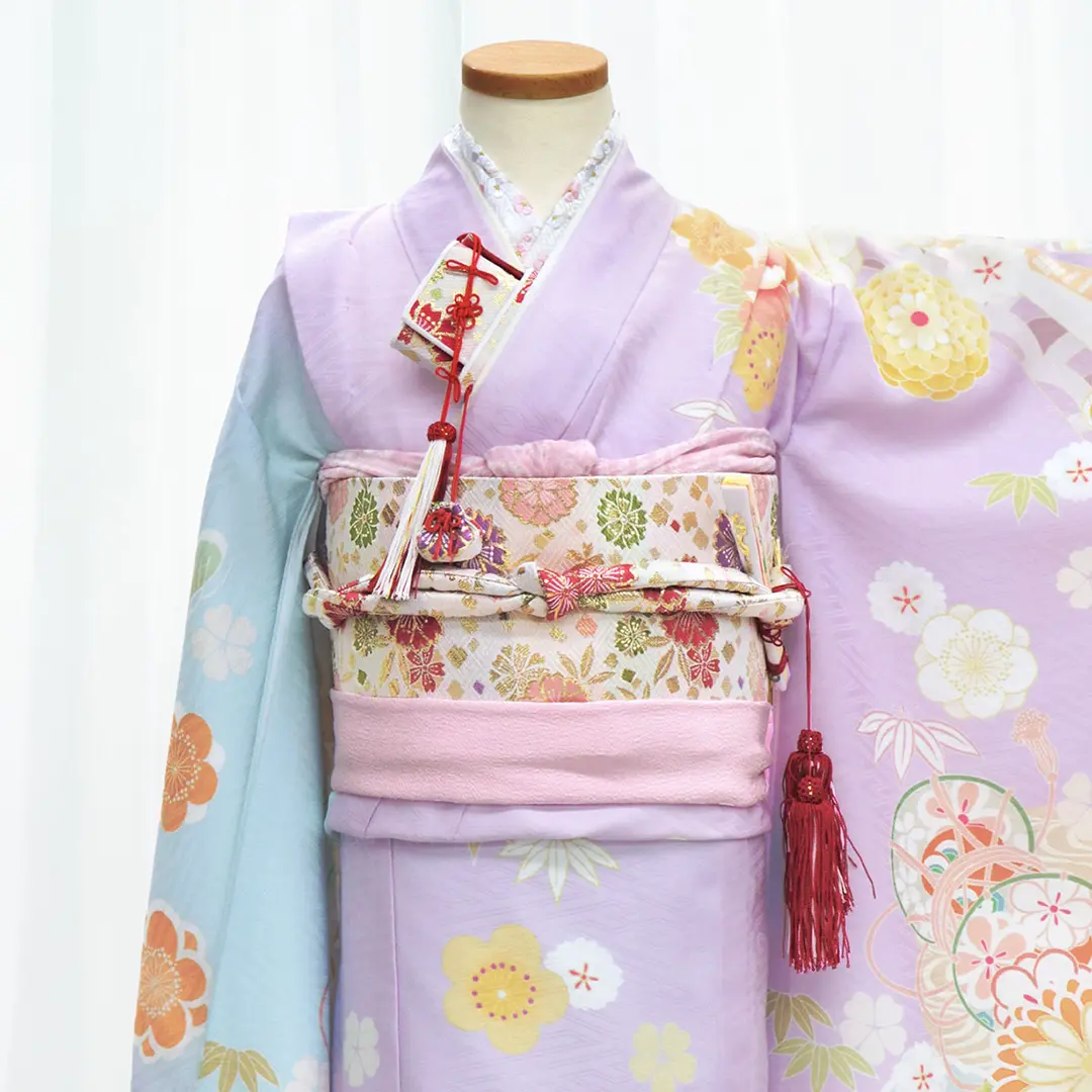 《雪輪のし》藤水色地に四季花と熨斗柄の着物／七五三・七歳女の子／バストアップ