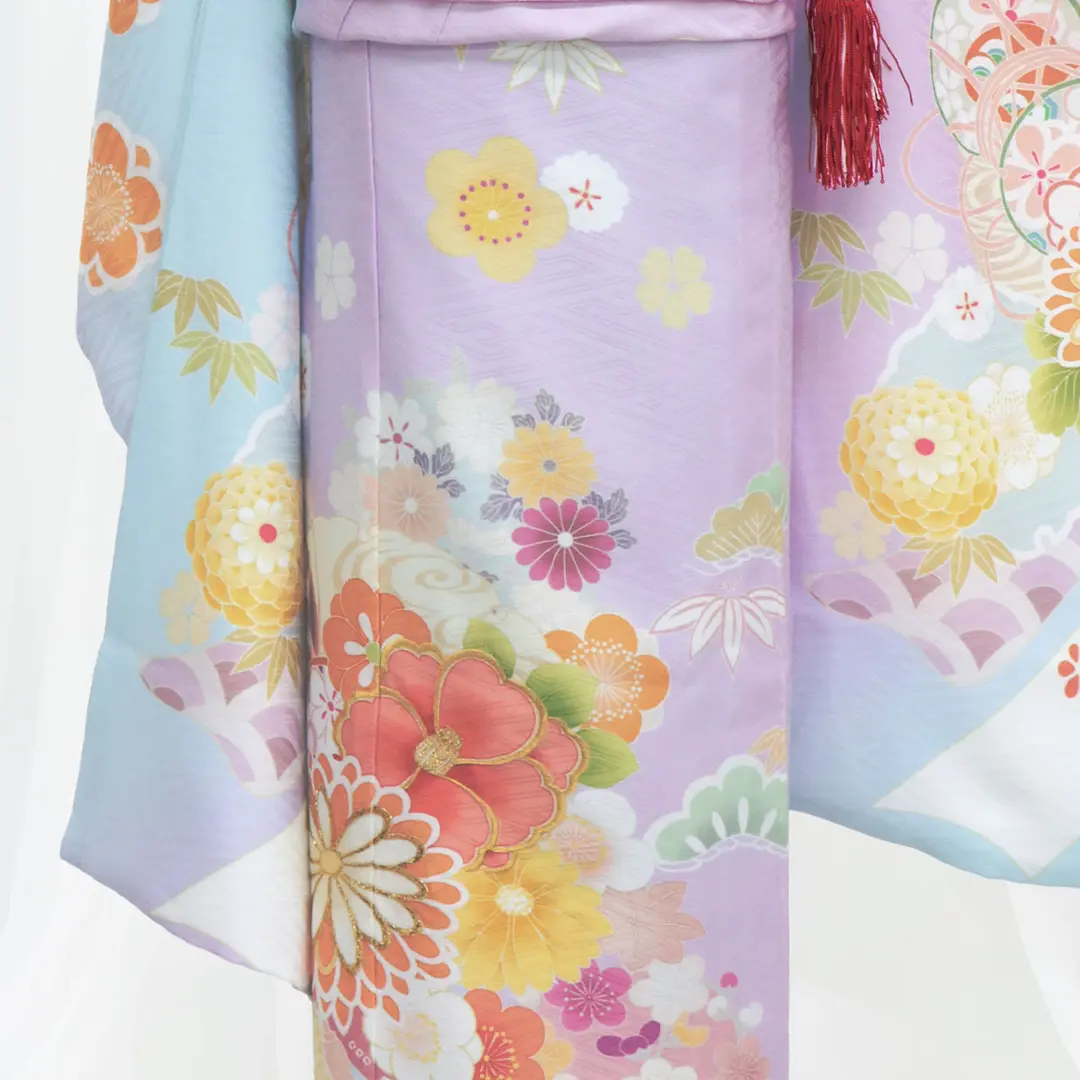 《雪輪のし》藤水色地に四季花と熨斗柄の着物／七五三・七歳女の子／裾